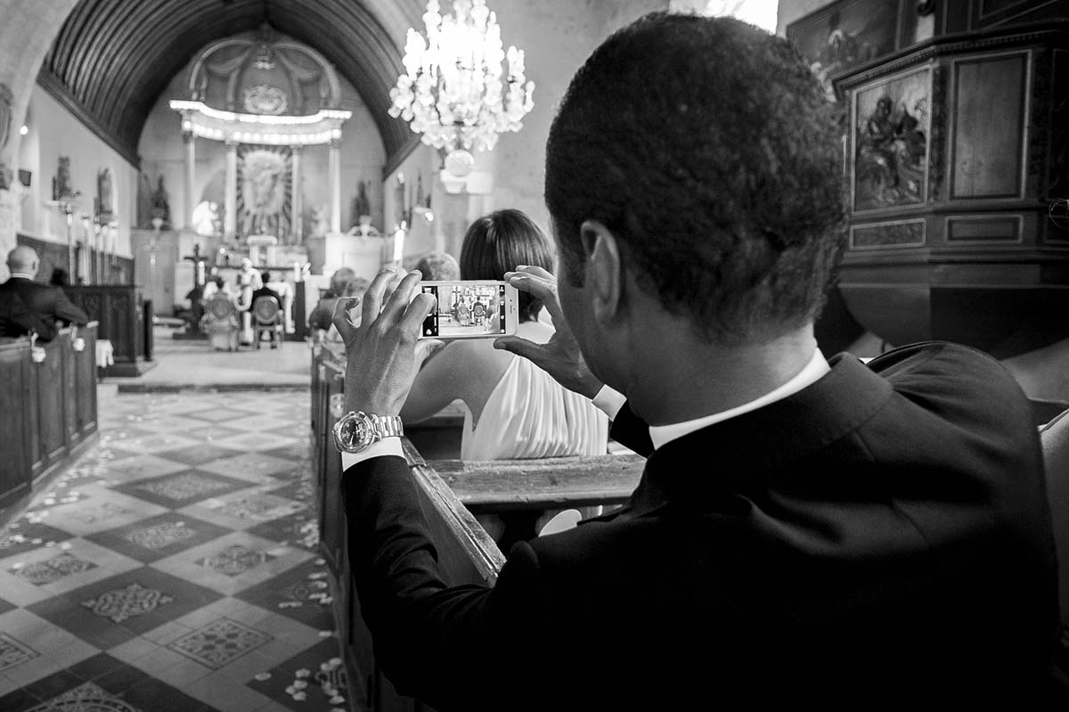 les accros aux portable pendant une cérémonie religieuse de mariage en Normandie